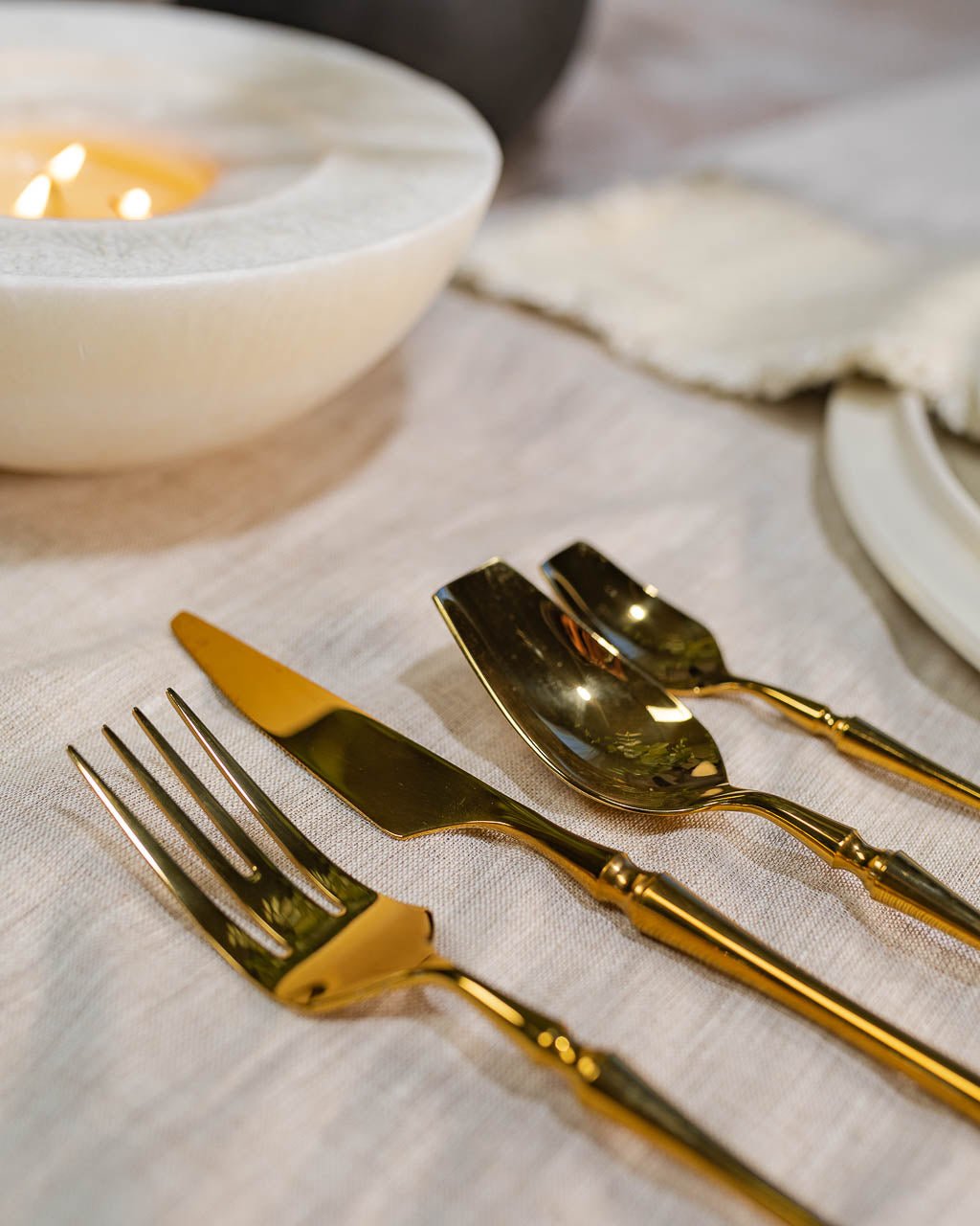 Oro Nero - 24 Piece Silverware Set - Belaré Home